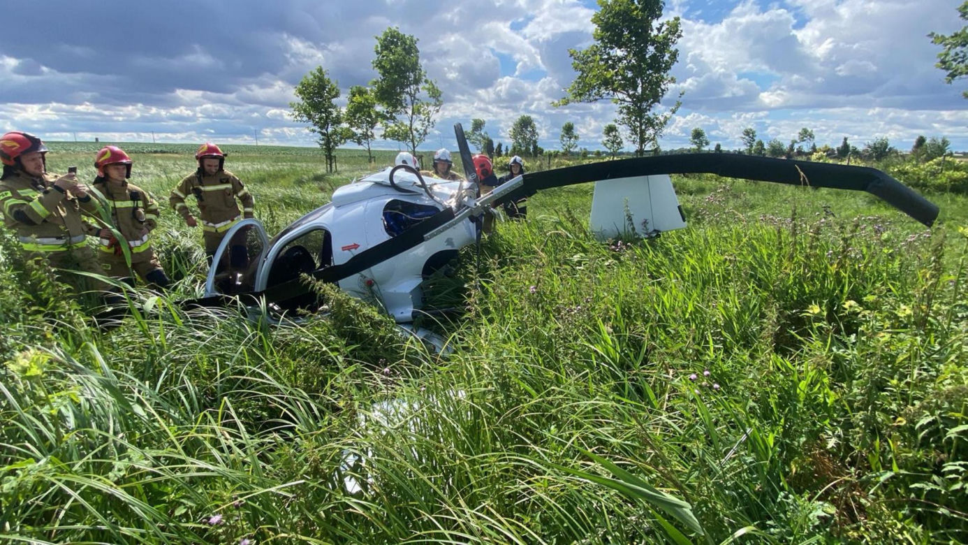 Wypadek pod Łodzią. Wiatrakowiec runął na ziemię. LPR zabrało mężczyznę [ZDJĘCIA].