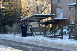 Wstrząsające odkrycie w zrujnowanym domu w Ursusie. Dwa zamarznięte ciała na łóżkach