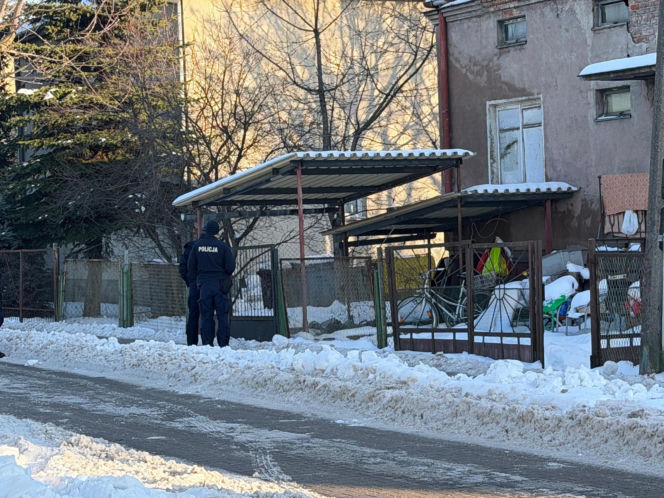 Wstrząsające odkrycie w zrujnowanym domu w Ursusie. Dwa zamarznięte ciała na łóżkach