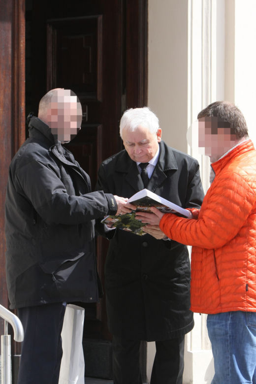 Kaczyński jak gwiazdor! Wpisał się w książkę nieznajomemu 
