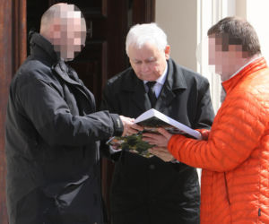 Kaczyński jak gwiazdor! Wpisał się w książkę nieznajomemu 