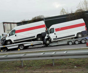 Pożar ciężarówki, potem wypadek. Laweta wioząca busy wjechała w tira na A2