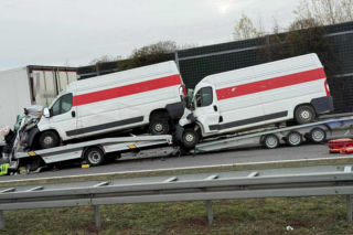 Pożar ciężarówki, potem wypadek. Laweta wioząca busy wjechała w tira na A2