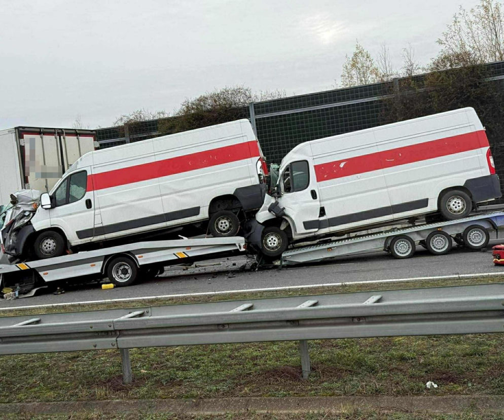 Pożar ciężarówki, potem wypadek. Laweta wioząca busy wjechała w tira na A2