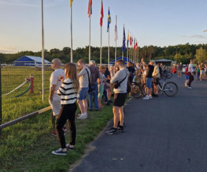 Tłumy Torunian przyjechały na lokalne lotnisko żeby obserwować zaćmienie Słońca