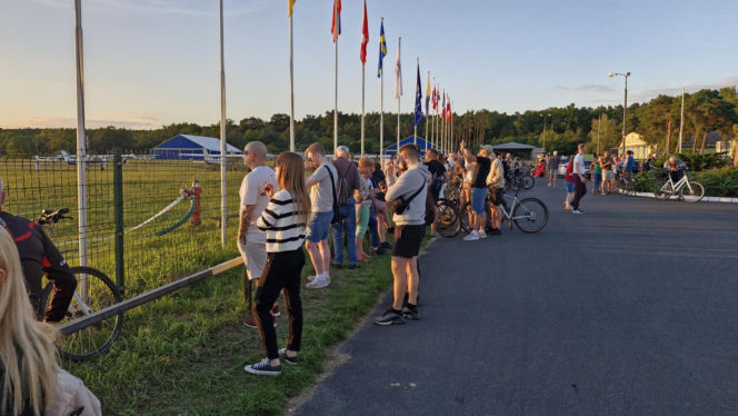 Tłumy Torunian przyjechały na lokalne lotnisko żeby obserwować zaćmienie Słońca