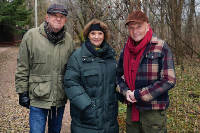 Barwy szczęścia odc. 3361. Józefina Rawiczowa (Elżbieta Jarosik), Tolek Koszyk (Marek Siudym), Zdzisio (Zbigniew Buczkowski)