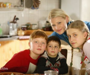 M jak miłość. Hanka (Małgorzata Kożuchowska), Mateusz (Krystian Domagała), Ula (Iga Krefft), Natalka (Marcjanna Lelek)