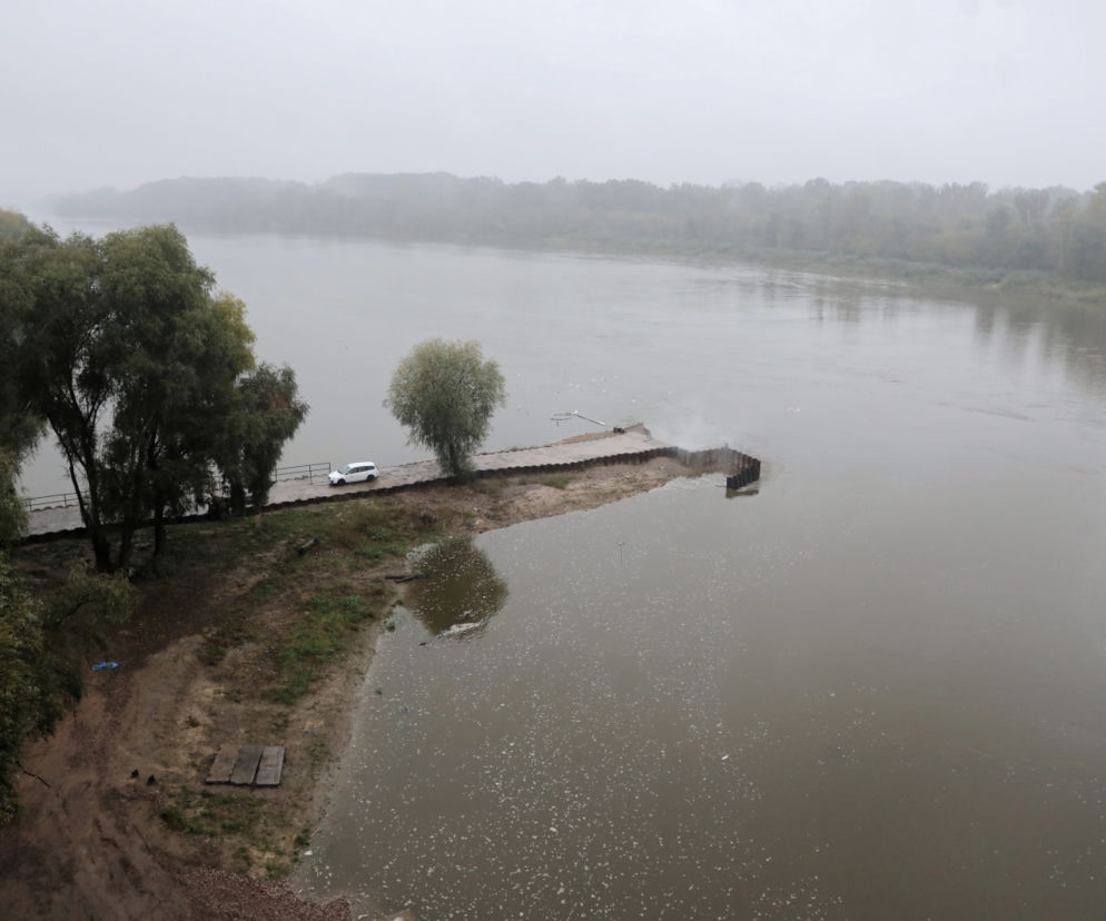 Żołnierze demontują most pontonowy. Ścieki płyną już nową nitką rurociągu