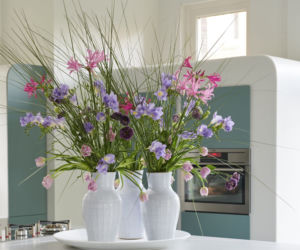 Frezje, nerine, tulipany