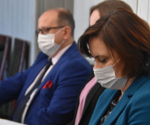 Sesja w czasie zarazy. Radni w maseczkach i rękawiczkach debatowali o... funduszu sołeckim!