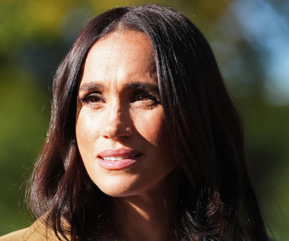 Meghan Markle patrząca w dal. O jej biznesie z dżemami i nowej marce brata księżnej Diany przeczytasz na SE.