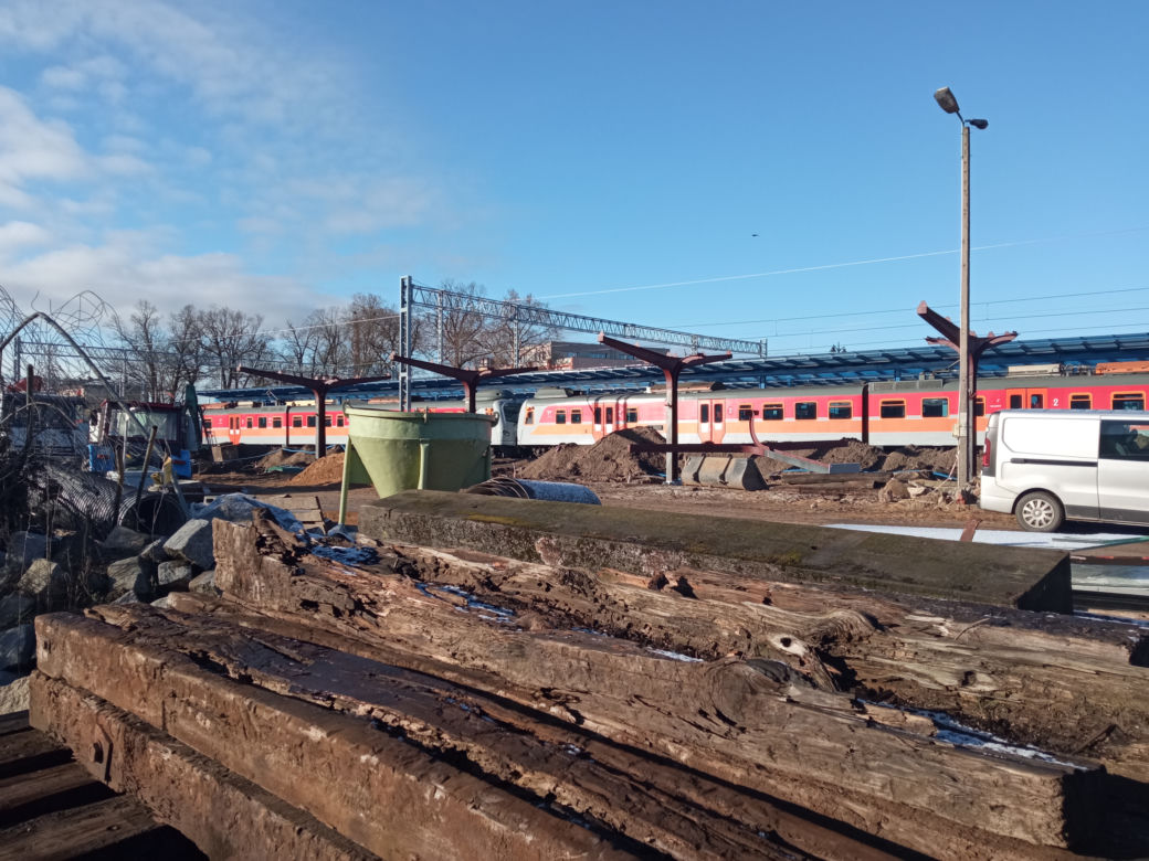 na ul. Towarowej w Lesznie montują zabytkową wiatę