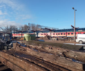 na ul. Towarowej w Lesznie montują zabytkową wiatę