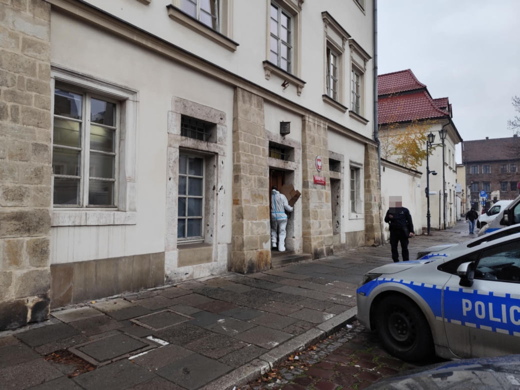 Kraków. Wyrwał policjantom broń i strzelił na komisariacie. Mężczyzna nie żyje, zginęła też jego partnerka