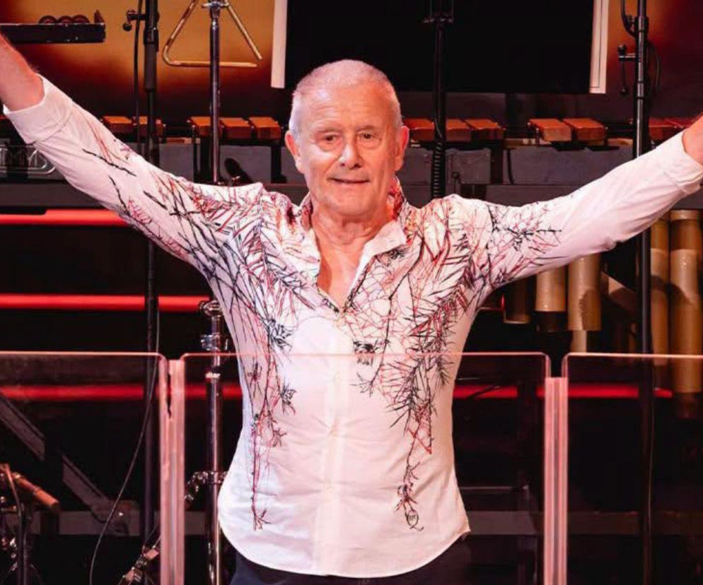 Perkusista Carl Palmer z podniesionymi rękami na scenie. O planach muzyka przeczytasz na EskaRock.