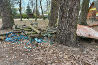 Rozbiórka Parku Linowego Tarzan w Parku Tysiąclecia w Lesznie