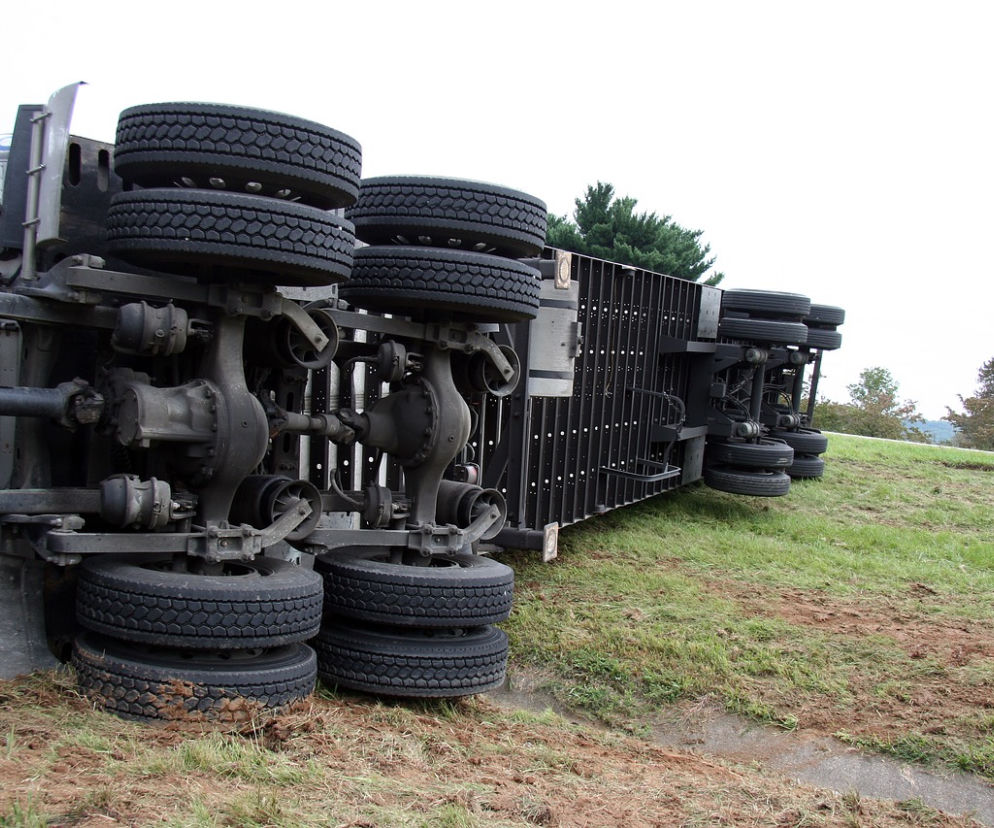 UWAGA! Przewrócenie cysterny na autostradzie A1 w powiecie włocławskim. Ruch całkowicie zablokowany!