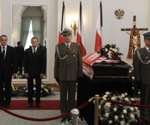 Premier Tusk na warcie przy trumnie prezydenta Kaczyńskiego 