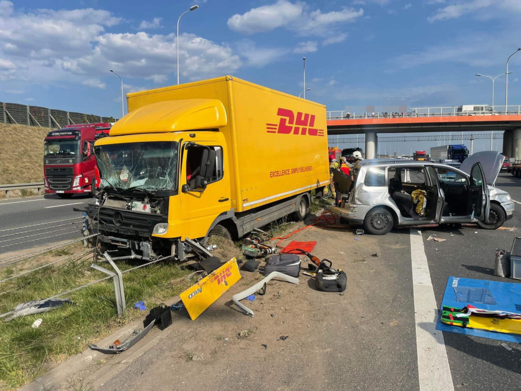 Horror na S2. Ciężarówka zmiażdżyła auto, dwie osoby zakleszczone w środku