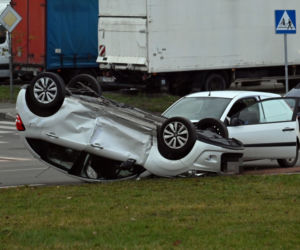 Wypadek na ul. 26 Kwietnia w Szczecinie. Dachował samochód