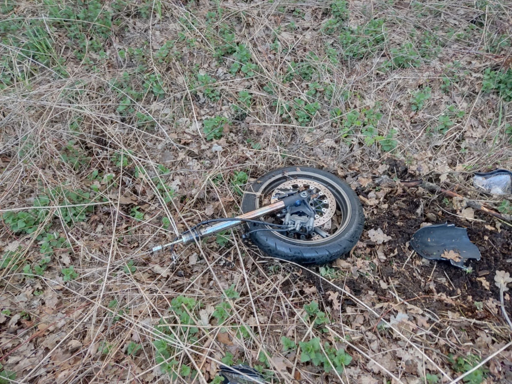 Wyszków. Przerażający widok! Motocykl rozerwany na części i złamane drzewo. Śmigłowiec zabrał kierowcę (ZDJĘCIA]