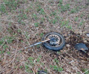 Wyszków. Przerażający widok! Motocykl rozerwany na części i złamane drzewo. Śmigłowiec zabrał kierowcę (ZDJĘCIA]