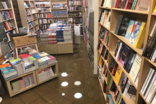 Szok! W księgarni Orbita w Rybniku woda w szalonym tempie zalała wszystko. Klienci ruszyli z pomocą