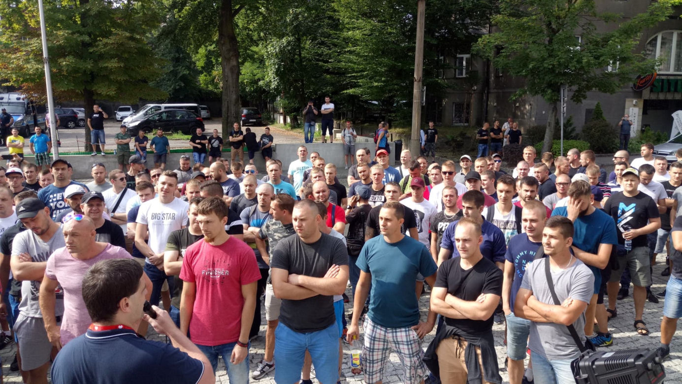 Górniczy protest przed siedzibą PGG. "Chcemy podwyżek!" [ZDJĘCIA]