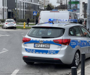 Pijany jak bela huknął w przystanek autem na minuty