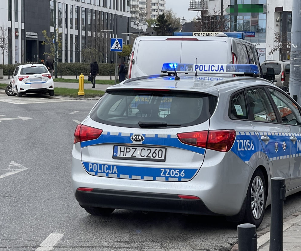 Pijany jak bela huknął w przystanek autem na minuty