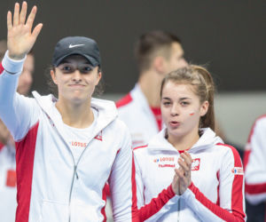 Maja Chwalińska (z prawej) obok Igi Świątek w czasie meczu reprezentacji Polski w Fed Cup