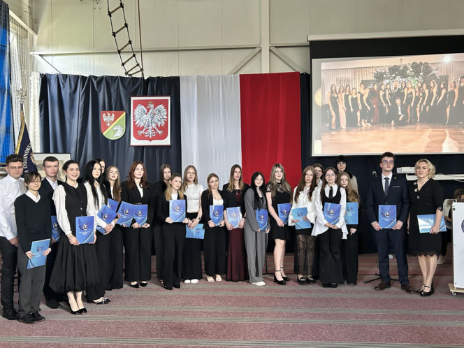 Czwartoklasiści po absolutorium. Wkrótce matury