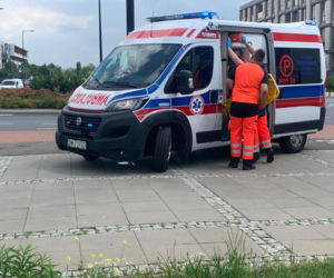 Auto zmiotło matkę z małym dzieckiem z pasów