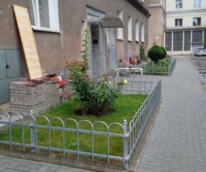 Nowohucianie walczą o ogródki przed blokami