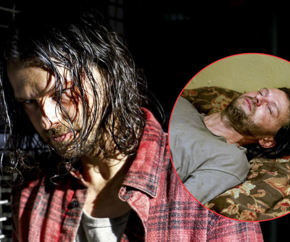 Mężczyzna z długimi, mokrymi włosami i brodą, w czerwono-czarnej koszuli w kratę, patrzy intensywnie w obiektyw, z widocznym zranieniem na twarzy. W prawym górnym rogu, w owalu, leży nieprzytomny lub śpiący mężczyzna o podobnych cechach. Zdjęcie ilustruje dramatyczne wydarzenia z serialu Pierwsza miłość i jest dostępne na portalu Super Seriale.