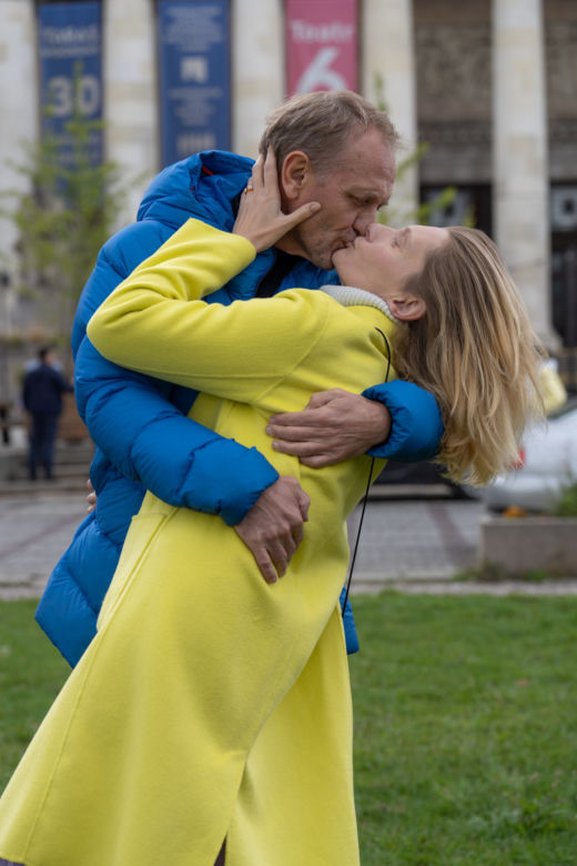 Agata Buzek całuje się z dwoma mężczyznami! To wszystko dzieje się na ulicach Warszawy