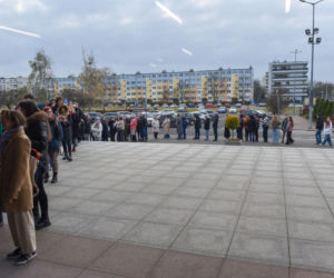 Sławosz Uznański-Wiśniewski w Toruniu. Gigantyczna kolejka pod Aulą UMK