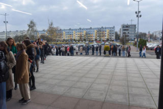 Sławosz Uznański-Wiśniewski w Toruniu. Gigantyczna kolejka pod Aulą UMK