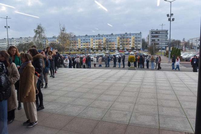 Sławosz Uznański-Wiśniewski w Toruniu. Gigantyczna kolejka pod Aulą UMK