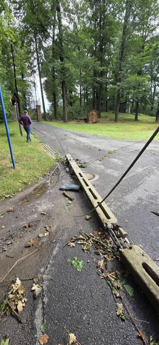 Krajobraz jak po apokalipsie. Wichura zniszczyła gminę Mysłakowice w kilkanaście minut