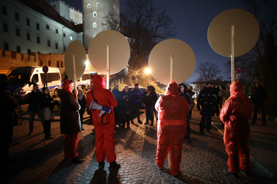 Pikieta pod Wawelem w rocznicę pogrzebu pary przydenckiej