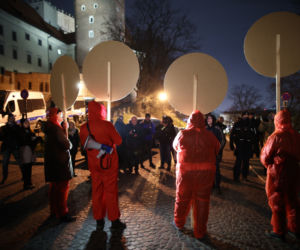 Pikieta pod Wawelem w rocznicę pogrzebu pary przydenckiej