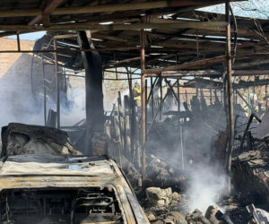 Potężny pożar pod Jaworem. Auta płonęły, dwie osoby ranne po próbie walki z żywiołem