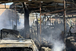 Potężny pożar pod Jaworem. Auta płonęły, dwie osoby ranne po próbie walki z żywiołem