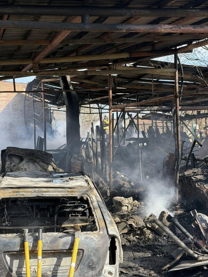 Potężny pożar pod Jaworem. Auta płonęły, dwie osoby ranne po próbie walki z żywiołem