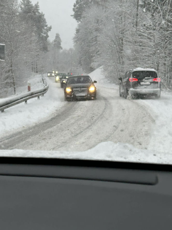 Potężne śnieżyce w woj. warmińsko-mazurskim. Najgorsze dopiero nadchodzi. Wydano czerwony alert