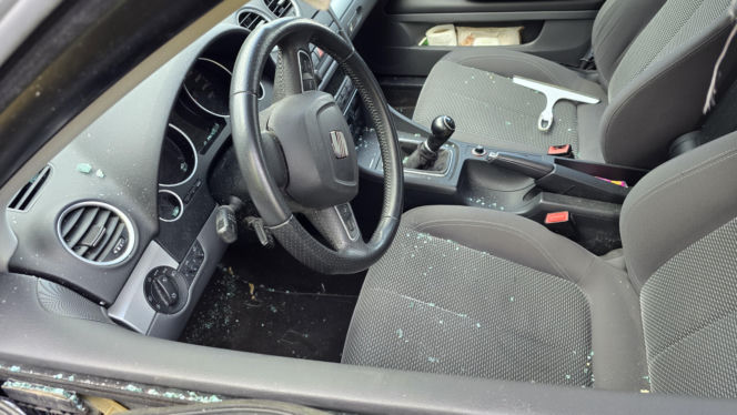 Kolizja na DK12 koło Leszna. Pojazdy omal nie wpadły do rowu