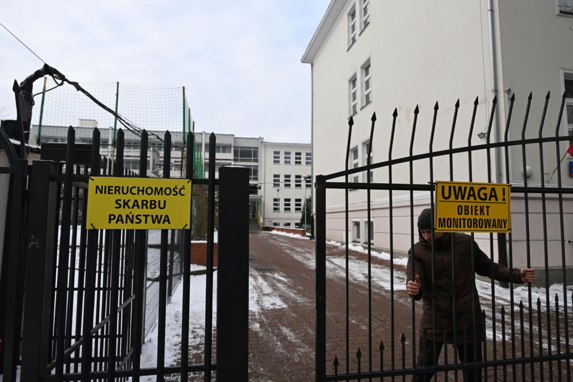 Urzędnicy mają plan na szkołę przejętą od rosyjskich dyplomatów. Tak wygląda w środku szkoła przy Kieleckiej