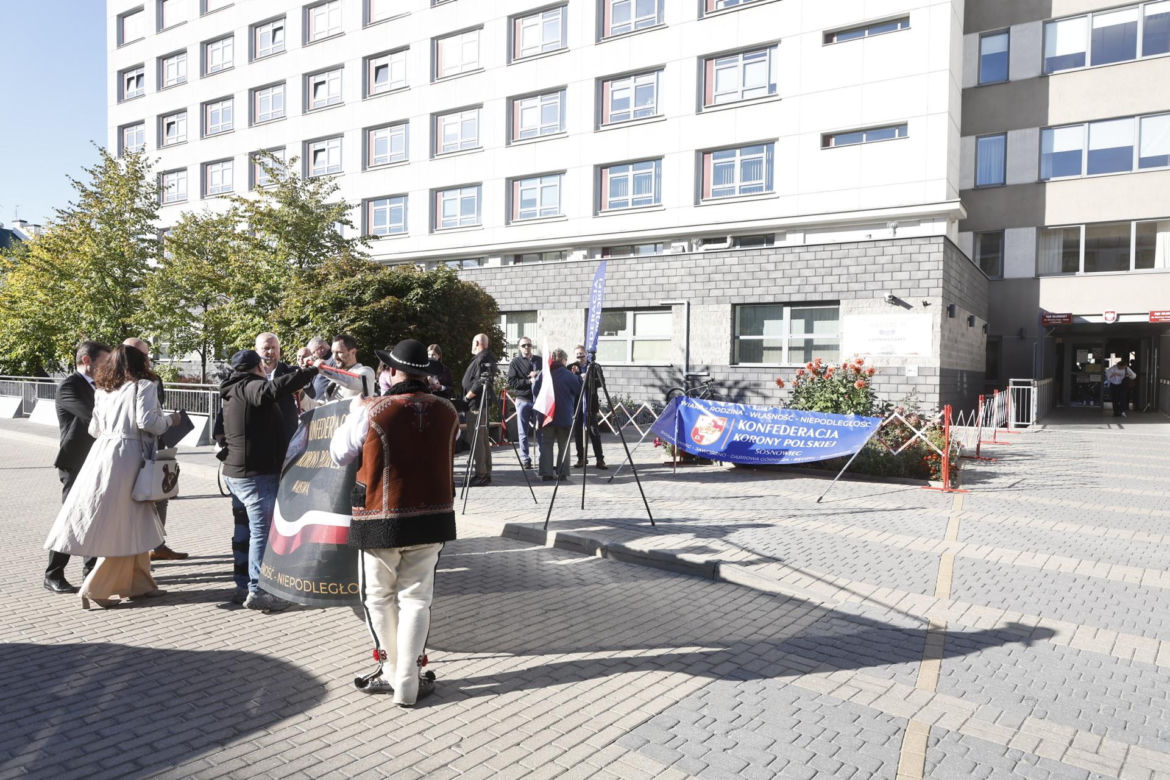 Pikieta przed rozprawą Grzegorza Brauna